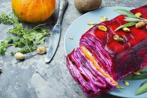 terrina-della-barbabietola-e-zucca-di-verdure-alimento-autunno-torta-154754938